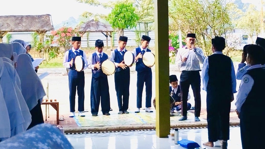Lantunan Hadroh Siswa Semarakkan Maulid Nabi di SMP Islam Plus Insan Robbani