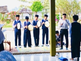 Lantunan Hadroh Siswa Semarakkan Maulid Nabi di SMP Islam Plus Insan Robbani