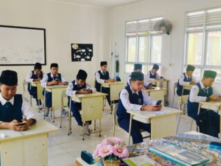Sentuhan Digital di Ruang Kelas: SMP Islam Plus Insan Robbani Gelar ASTS Online